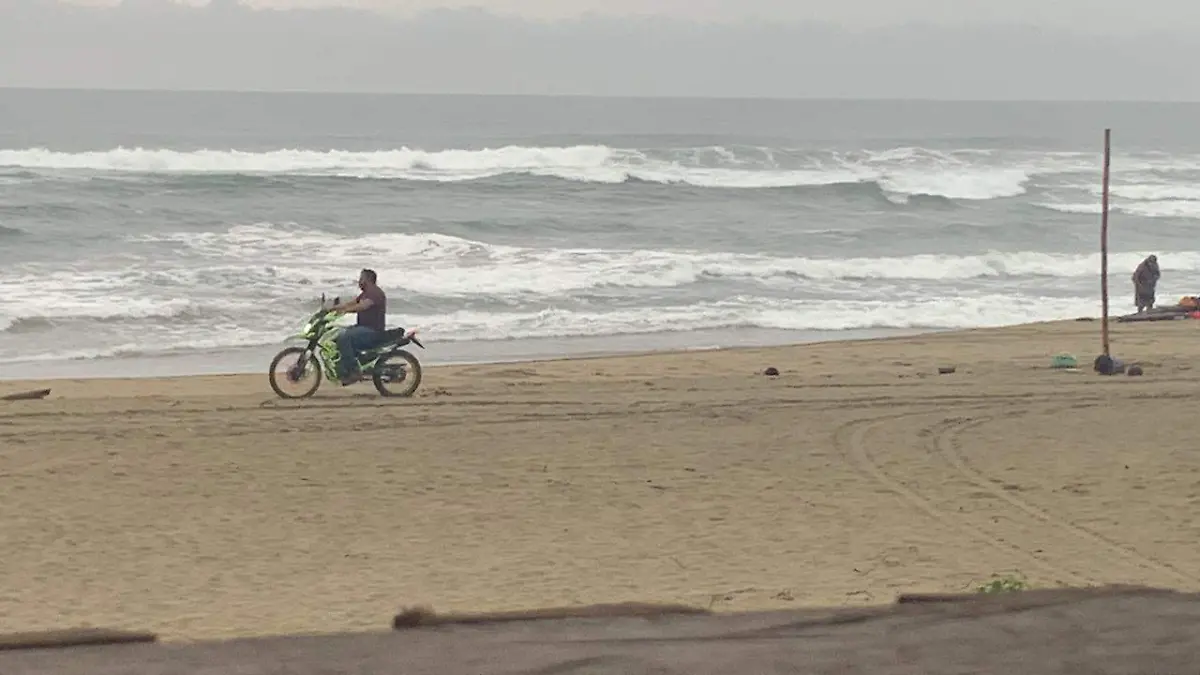 Moto en la playa